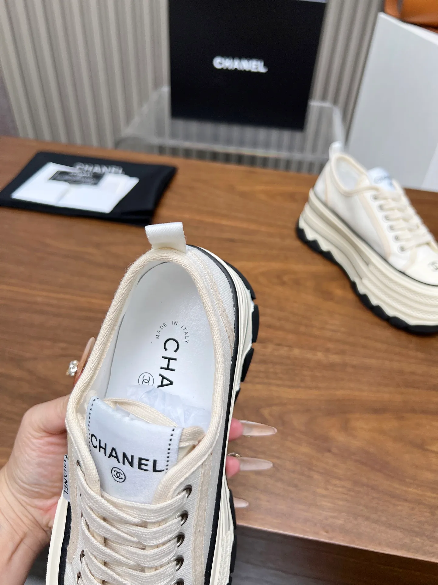 👟👟Ex-factory price 480👟👟 Top version, original quality! ! ! Chanel Chanel - 2025 biscuit shoes, the top casual sports shoes in the counter. This classic design; the style of the upper is made of various craftsmanship; the outsole is fashionable and sporty; the unusual inclusion of a variety of color matching elements... The diversified mix and match is very beautiful and versatile, casual, fashionable, sports and outdoor can be taken into account... ꫛꫀꪝ Go➫ Material: ❶Upper made of: original canvas ❷Inside made of: sheepskin ❸Outsole based on: Original TPU combination outsole, counter quality packaging, complete set for women 35–40